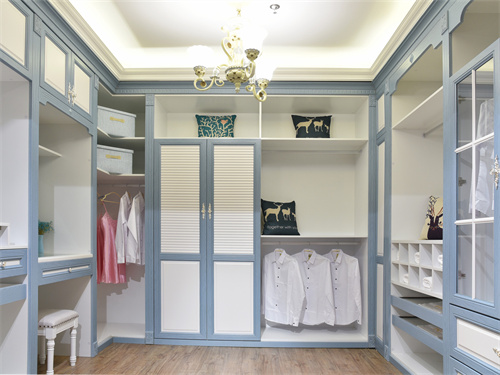 卧室里应选用什么样的衣柜样式？各种款式的衣柜有何优点？