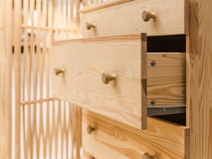 楼梯下储物柜如何设计？储物柜的保养技巧
