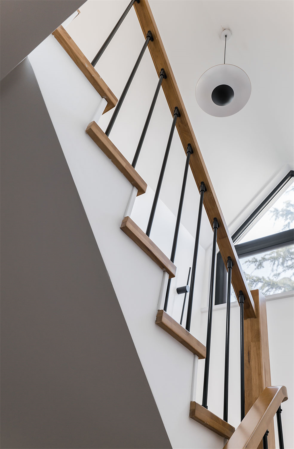 两侧楼梯设计图：打造美观与实用的家居空间