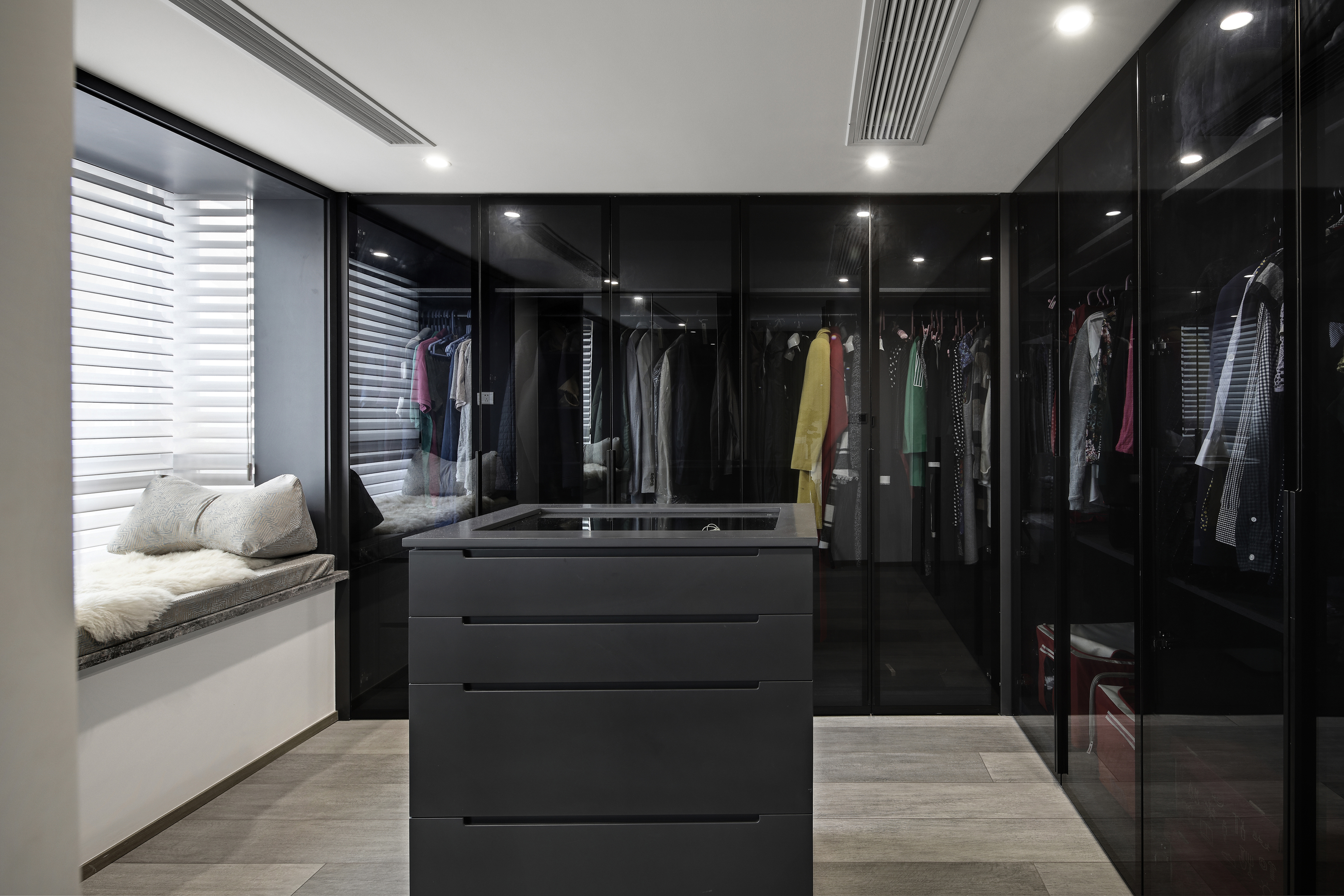 黑色衣柜装修效果图与搭配技巧