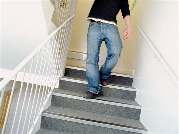 楼梯踏步计算公式是多少？楼梯材质怎样选购？