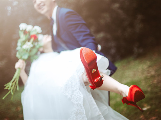 婚纱照怎么挂好看卧室？卧室婚纱照悬挂注意事项？