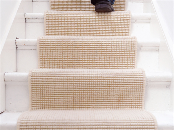 楼梯防滑垫塑胶自粘好处有哪些？楼梯防滑垫如何清洁？