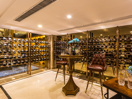 如何选购白酒展示柜？酒柜的材质有哪些？