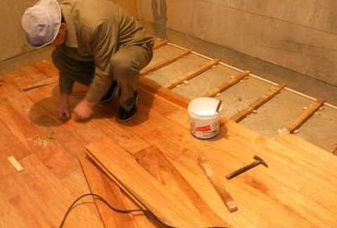 冬天铺地砖用关地热吗  客厅铺地砖还是地板
