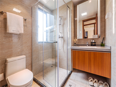 酒店卫生间玻璃隔墙有哪些优点 酒店卫生间装修设计注意事项