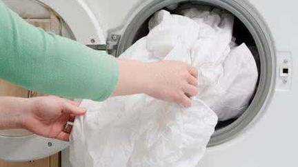 棉被能用洗衣机洗吗  棉被能放洗衣机洗吗