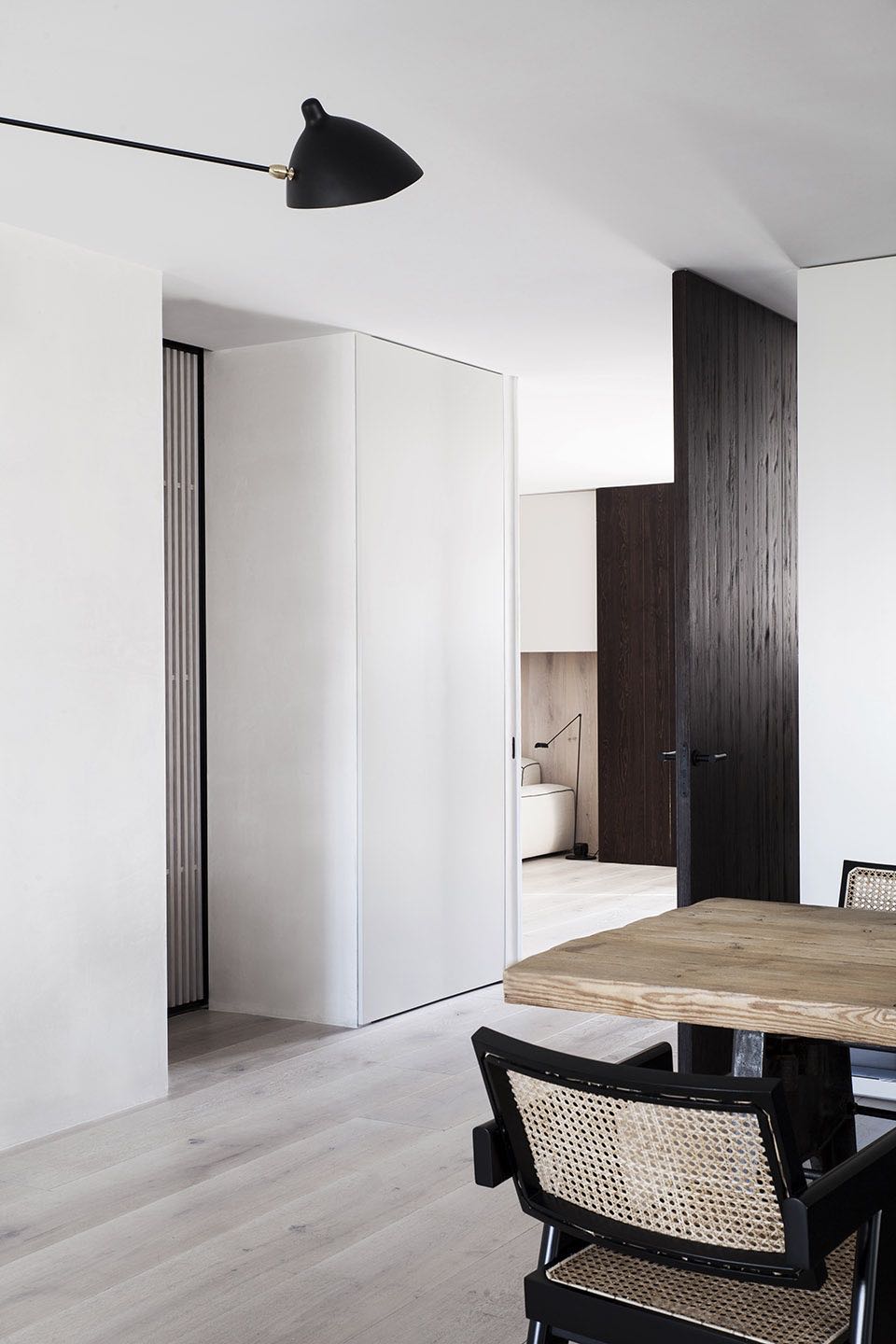 米兰灰木门效果图：现代简约与高级质感的完美结合