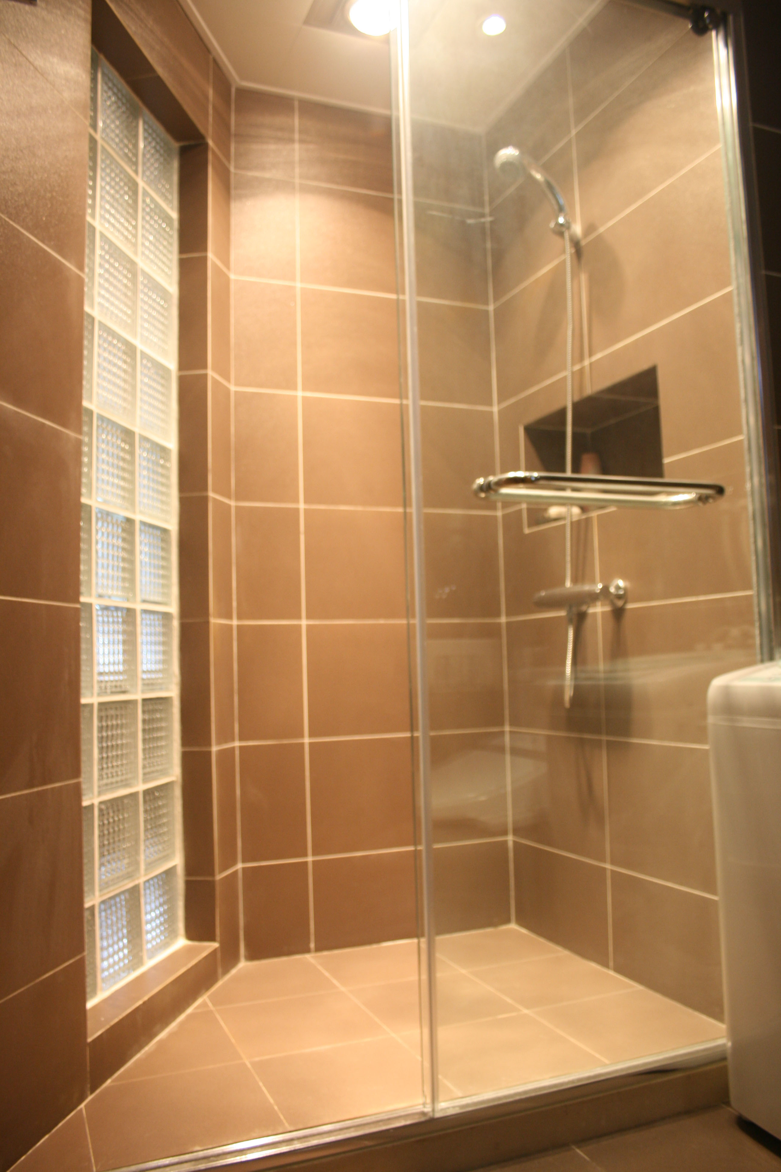 奶油风风格美缝选择：金色还是彩色更适合？