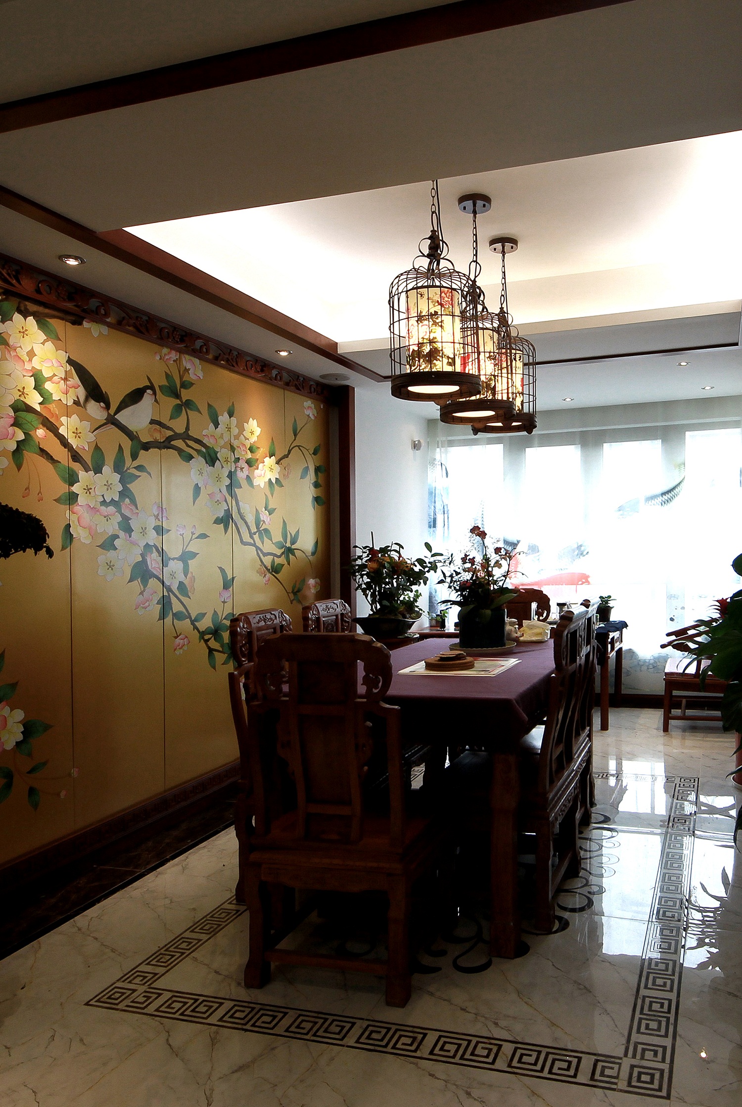 塑料花在餐厅装修中的耐顶设计与应用