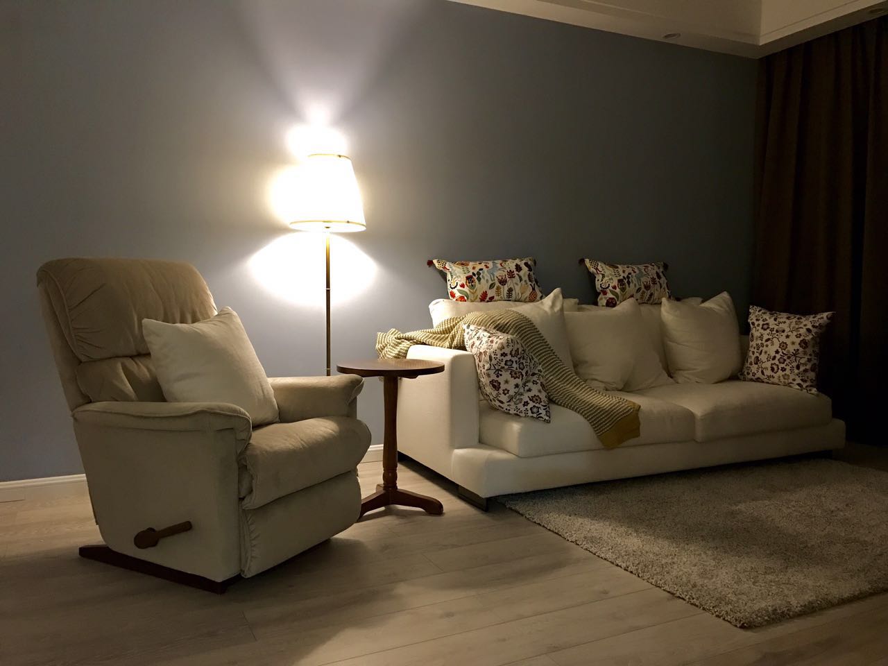 米色沙发搭配什么颜色沙发垫更好看？精选灵感图片推荐