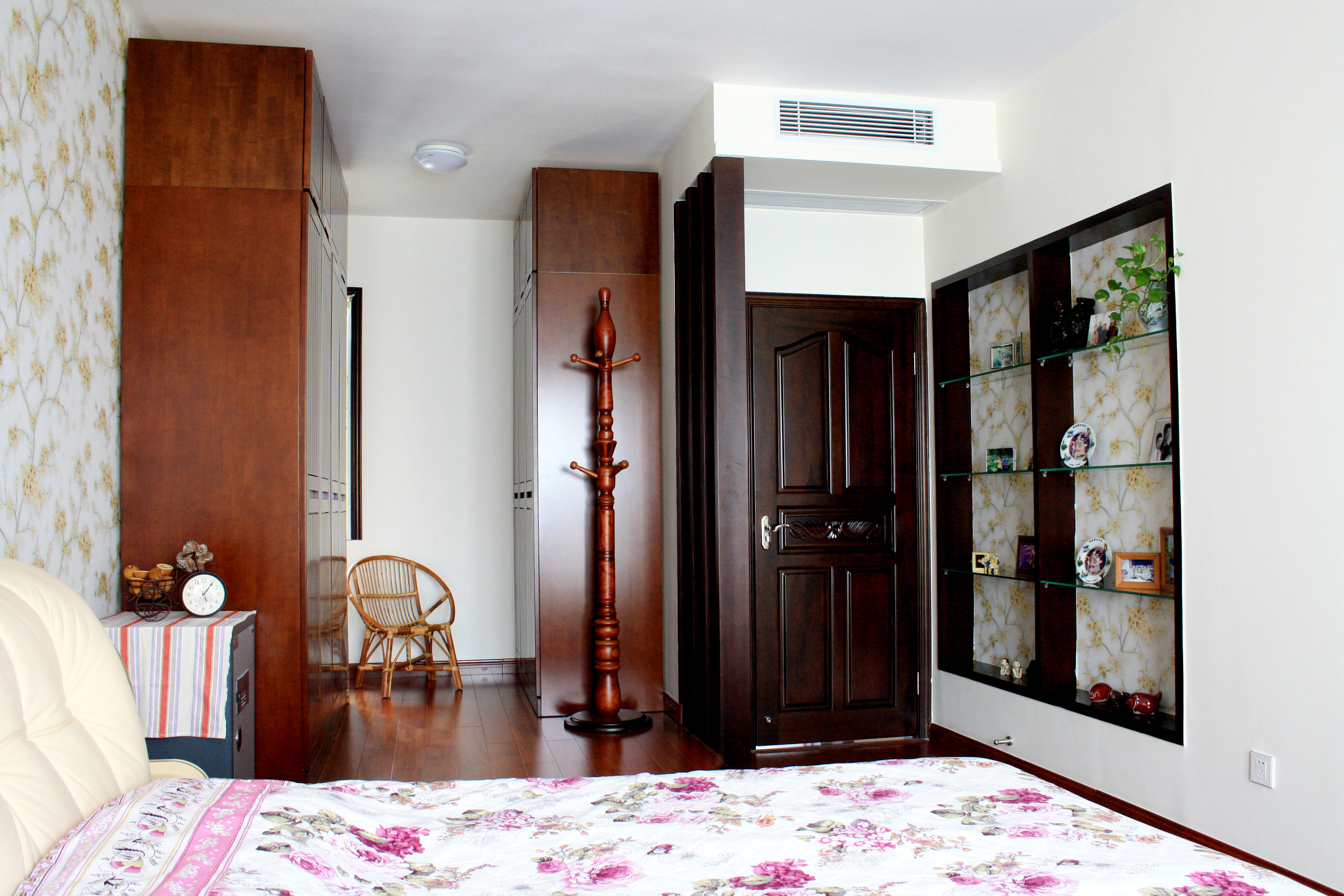 田园风格卧室门设计灵感：品味自然与舒适