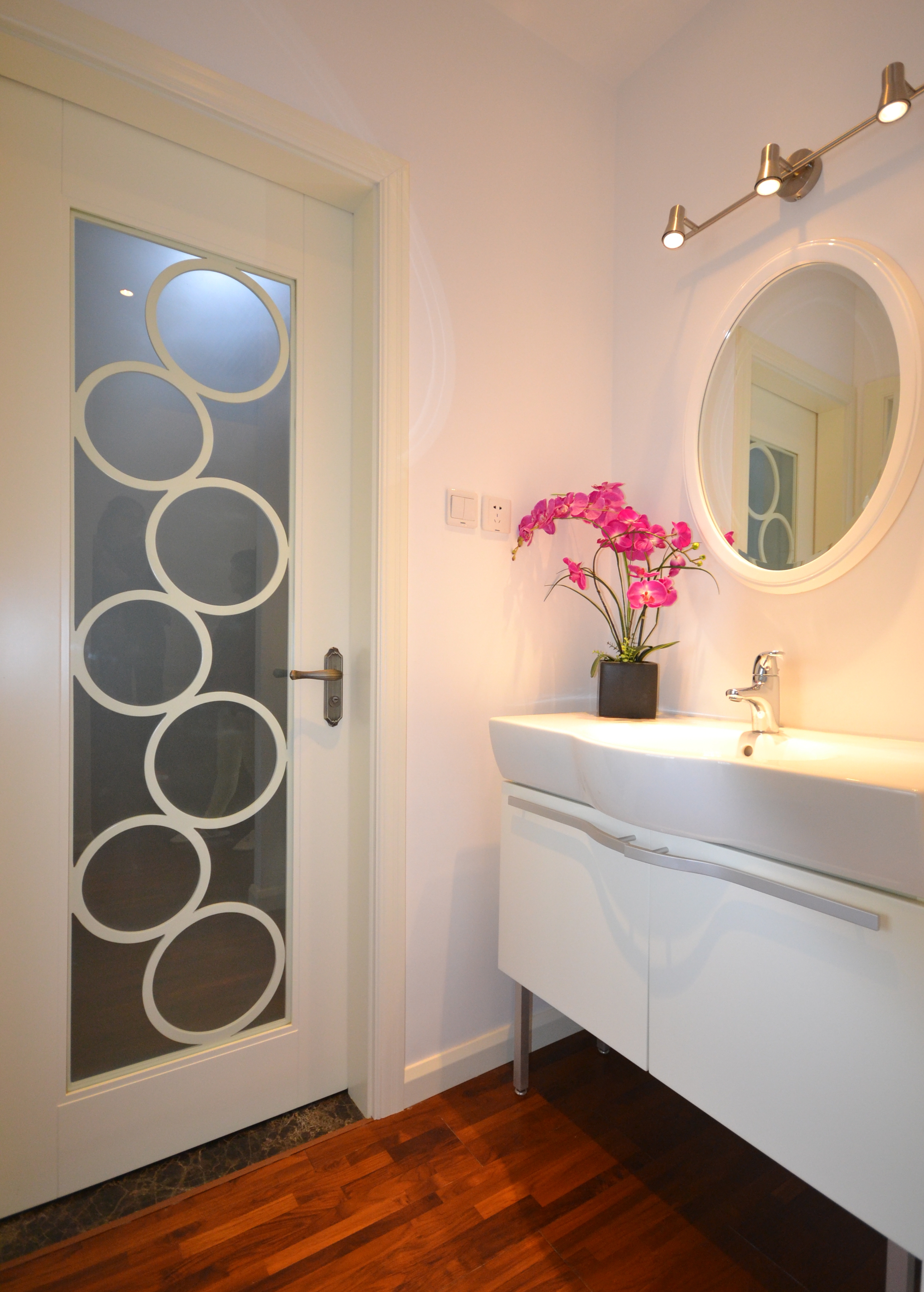 荷花贴纸卫生间如何提升家居美感