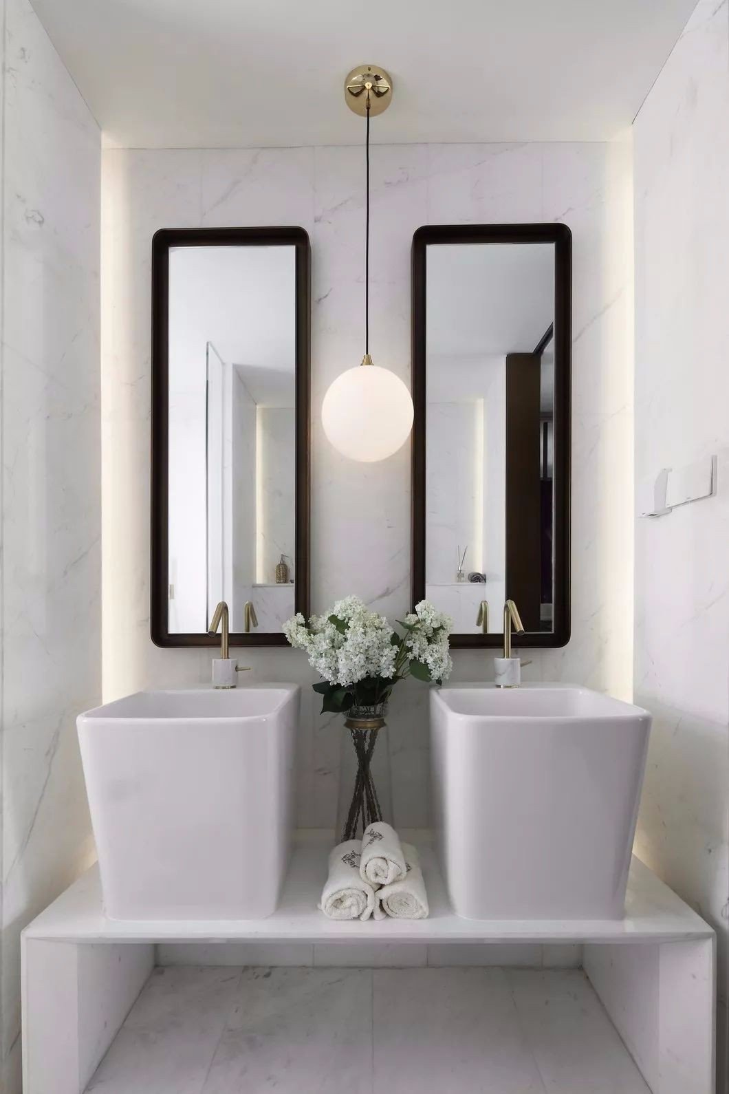 镜子如何巧妙搭配客厅餐厅提升家居品味