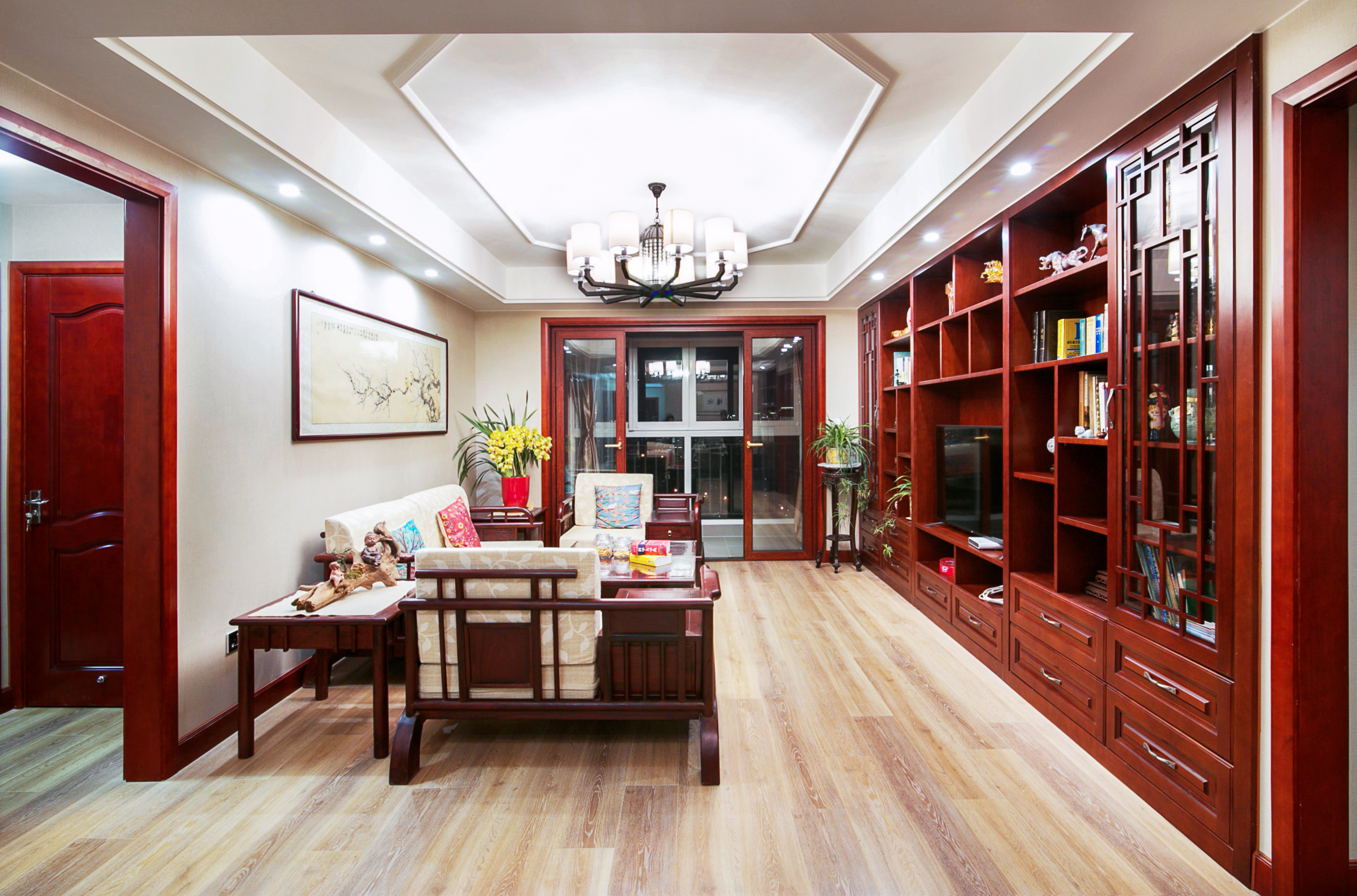 红色木地板搭配怪柜子的创意方案