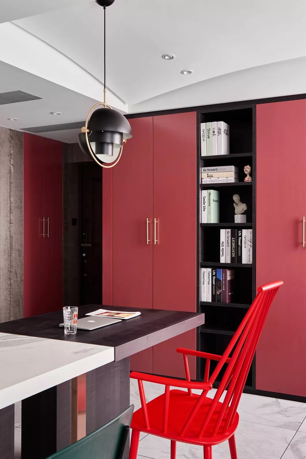 红色与深咖色搭配的装修效果图优雅演绎