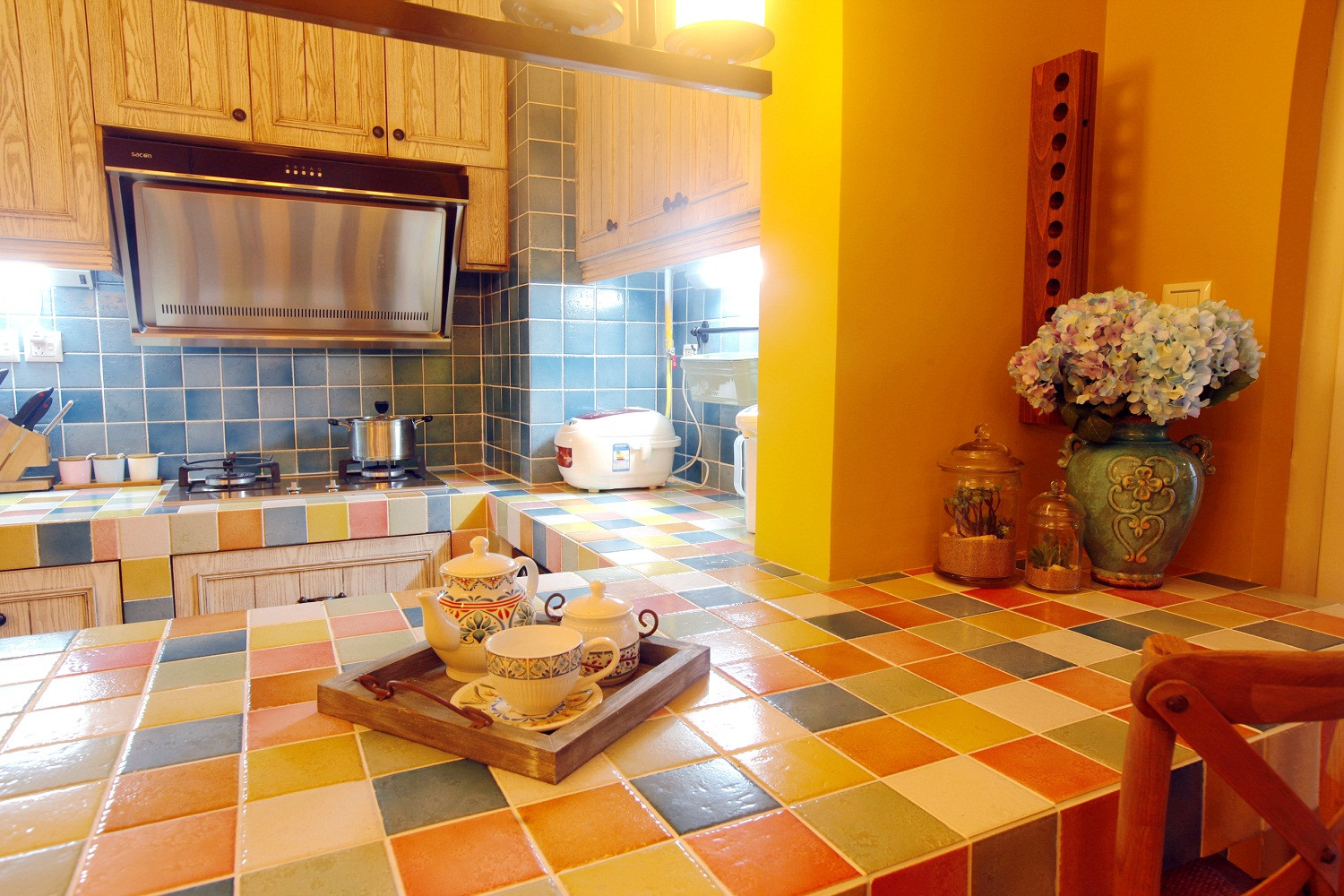 淡黄瓷砖搭配效果图，打造温馨家居空间