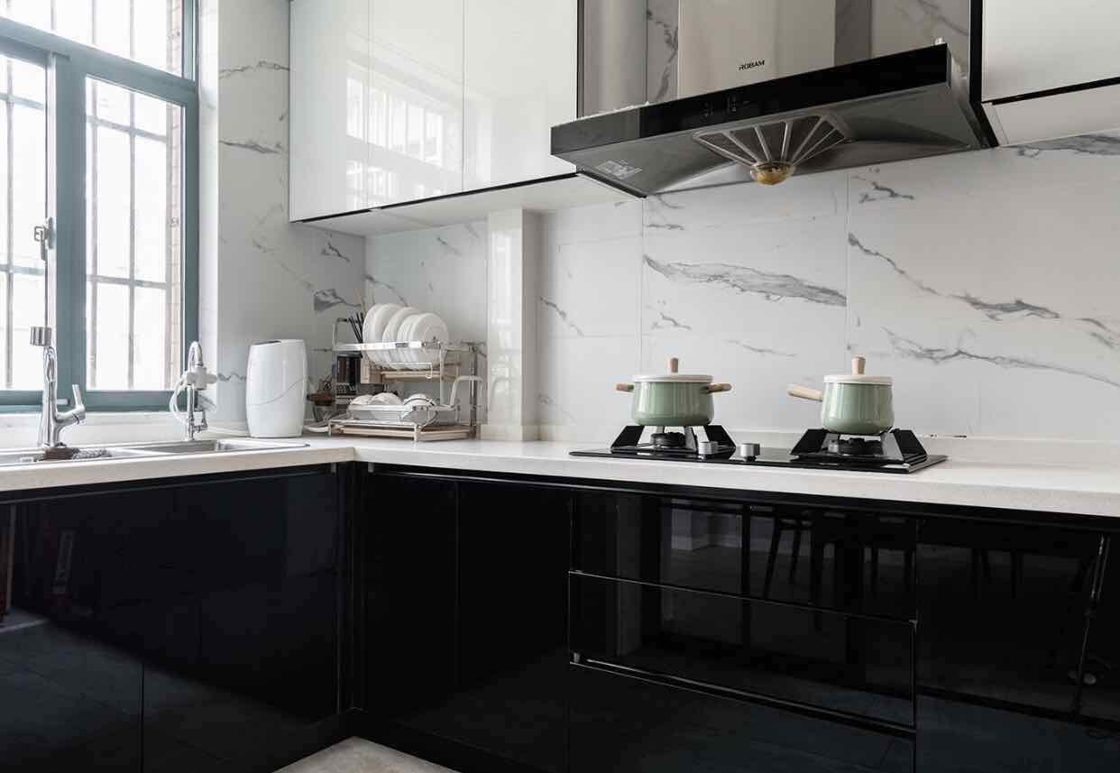 黑色石英石台面的高端设计与完美搭配效果图