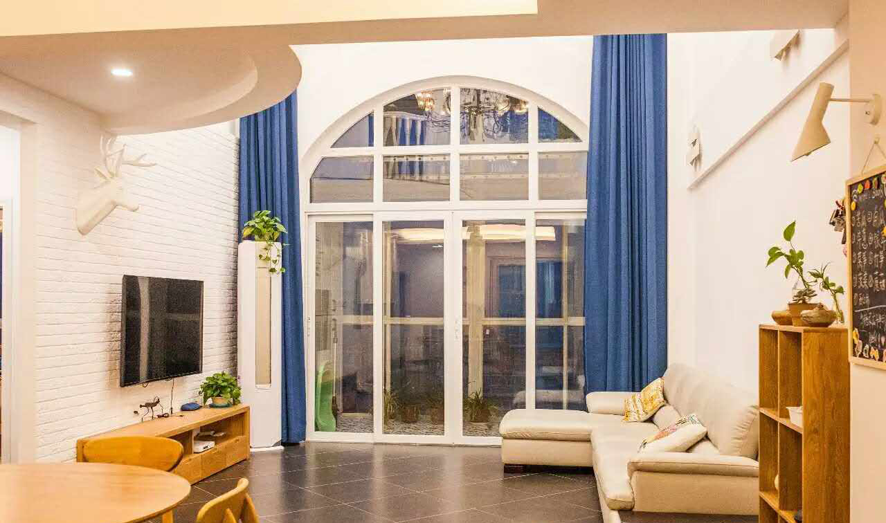 弧形落地窗装修效果图，打造梦幻家居设计