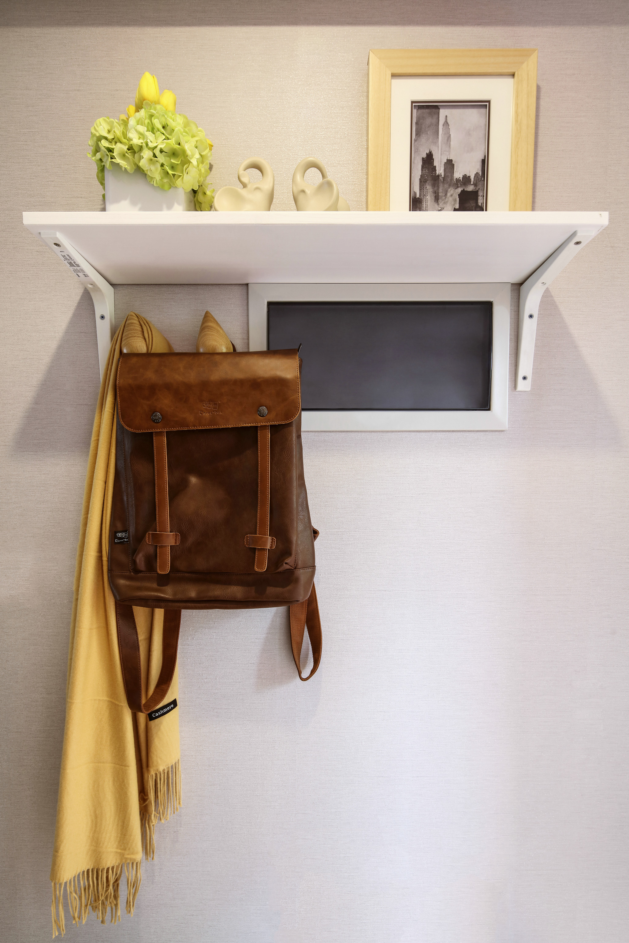 如何装饰白色皮包更好看？创意美学指导