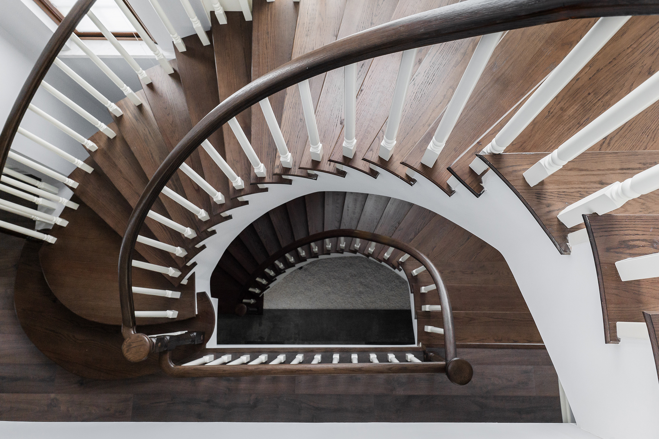 弧形钢板楼梯效果图，打造优雅室内空间