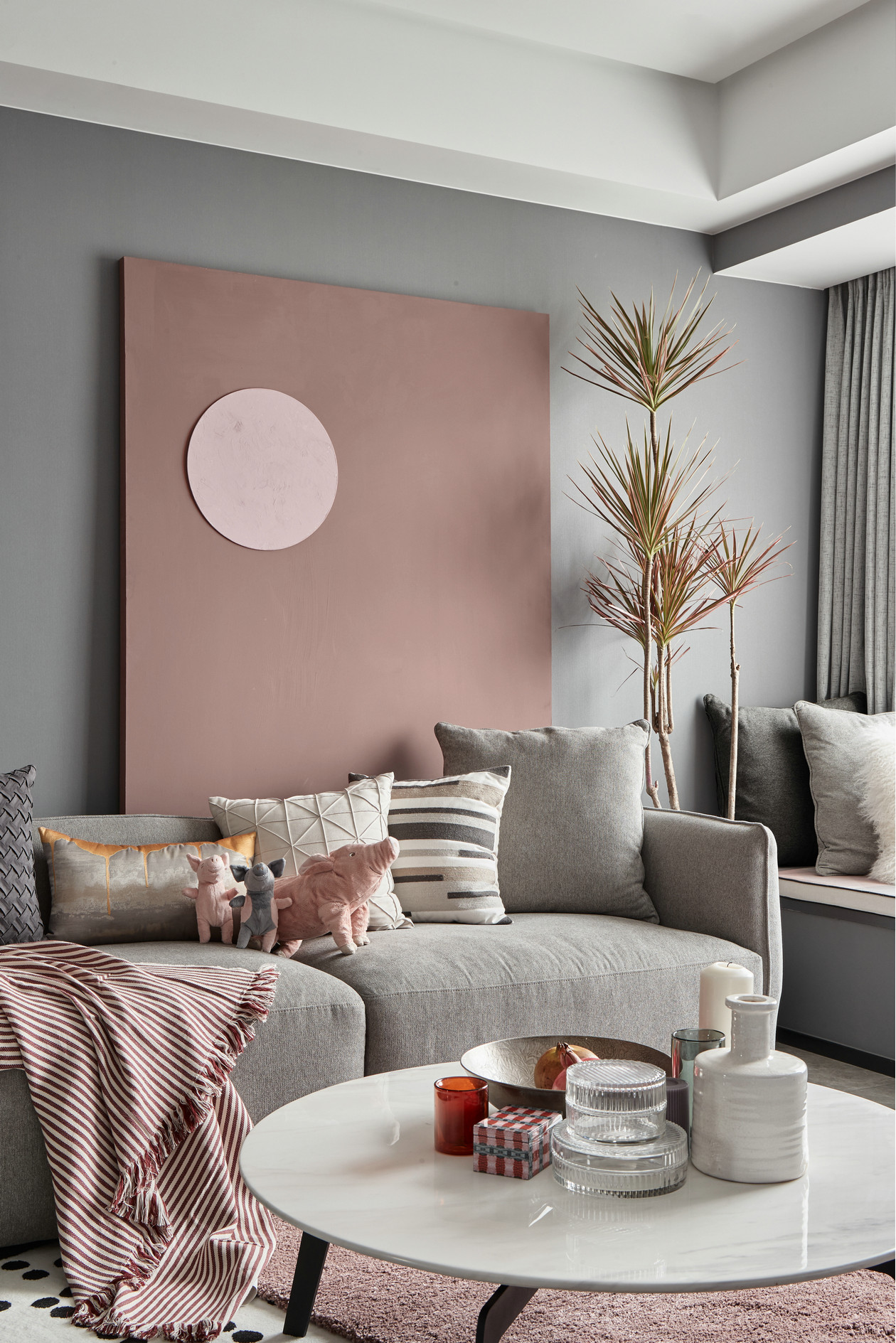 墙面水泥灰搭配粉色效果图片及设计灵感