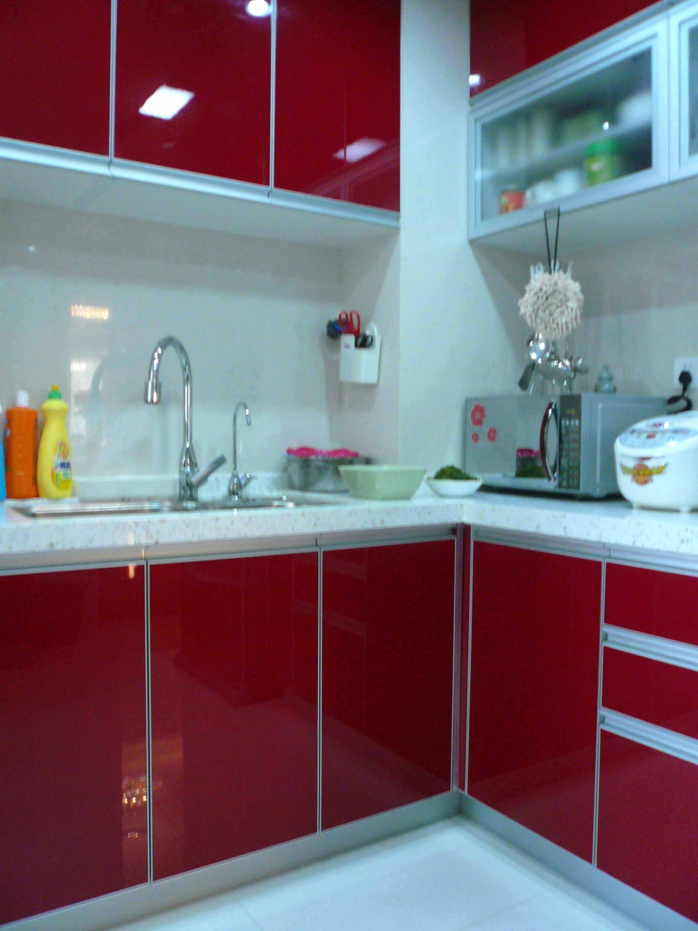 红色厨柜搭配门的灵感设计效果图