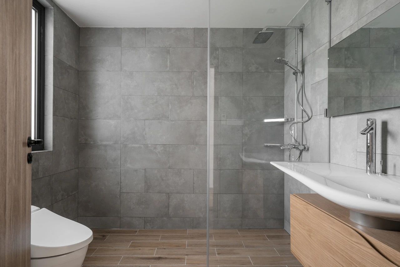 浅纹理银灰色瓷砖效果图欣赏与家装应用解析