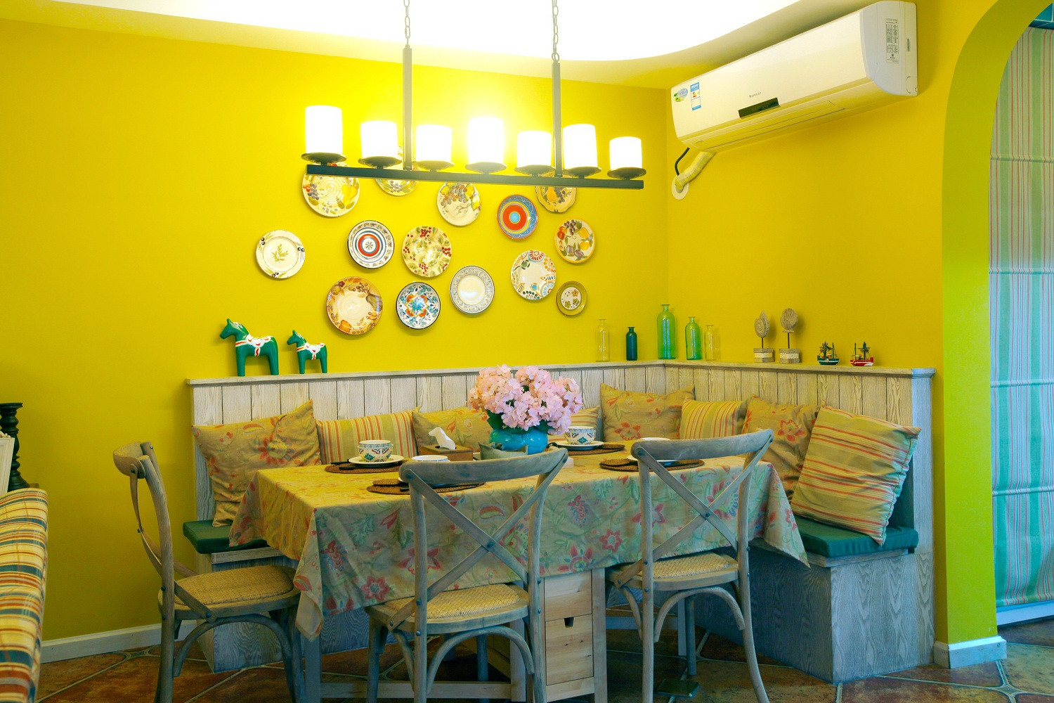 白色墙皮搭配饭桌和凳子颜色的最佳建议