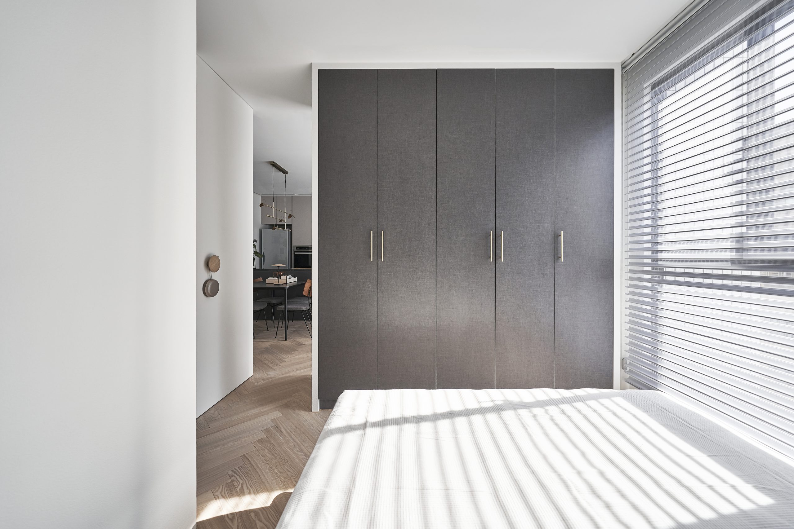 米兰灰木门效果图：现代简约与高级质感的完美结合