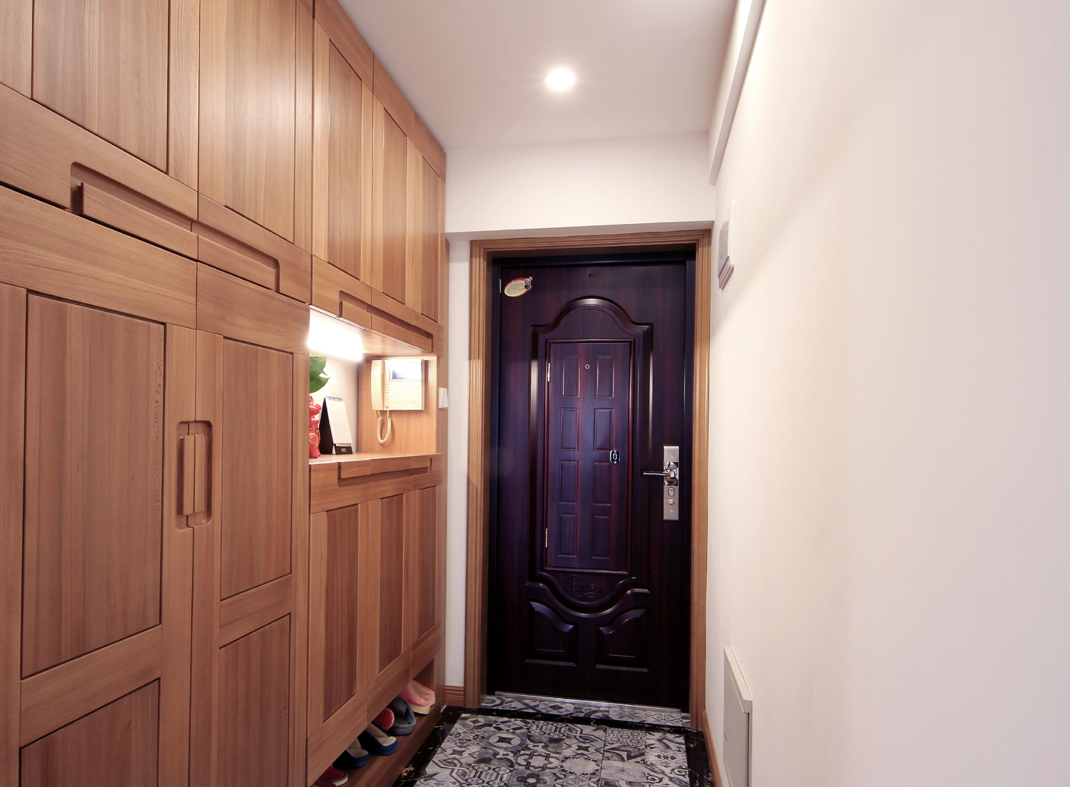 胡桃木与暖白穿插玄关设计：营造完美空间质感