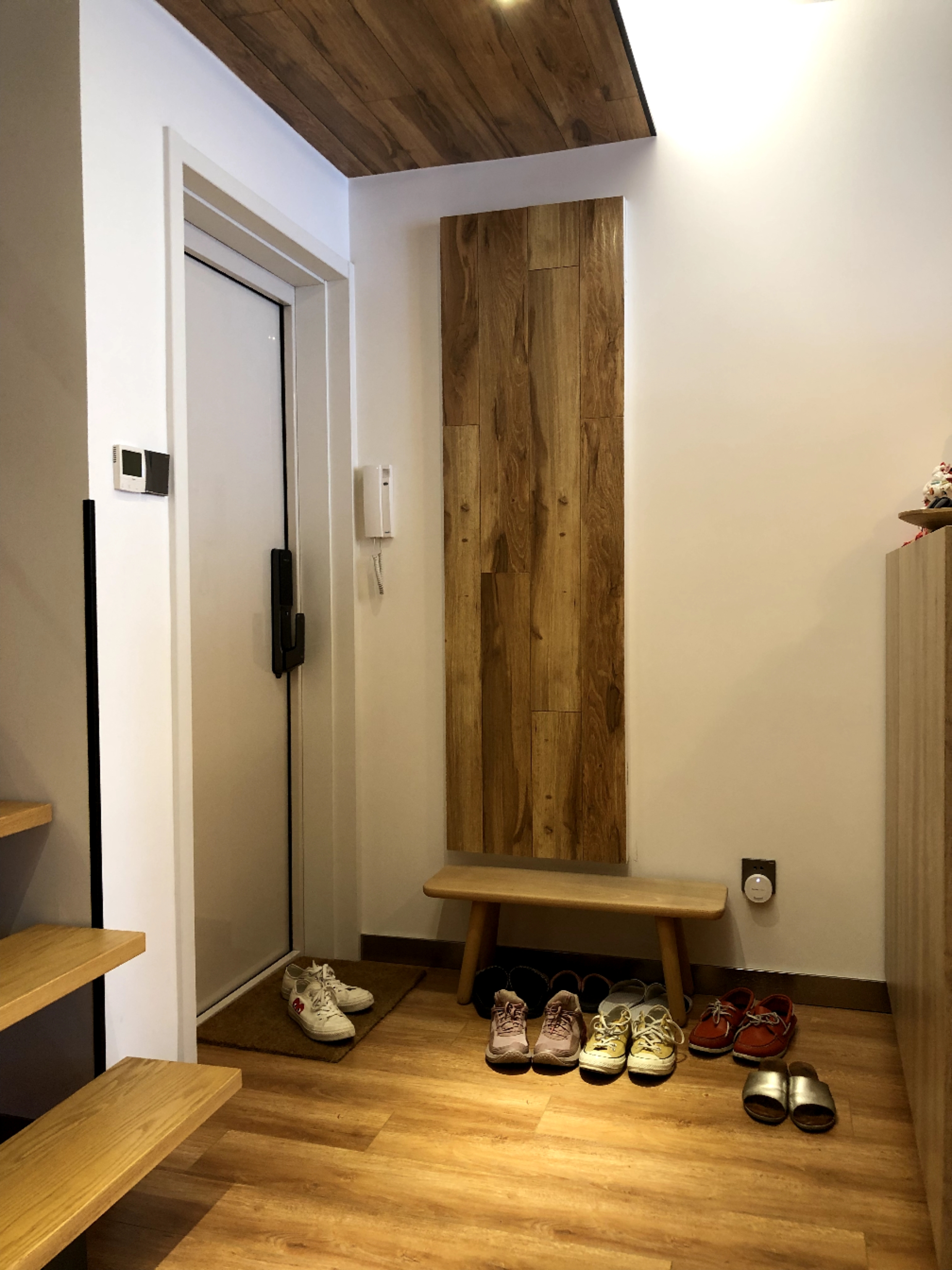 胡桃木与暖白穿插玄关设计：营造完美空间质感