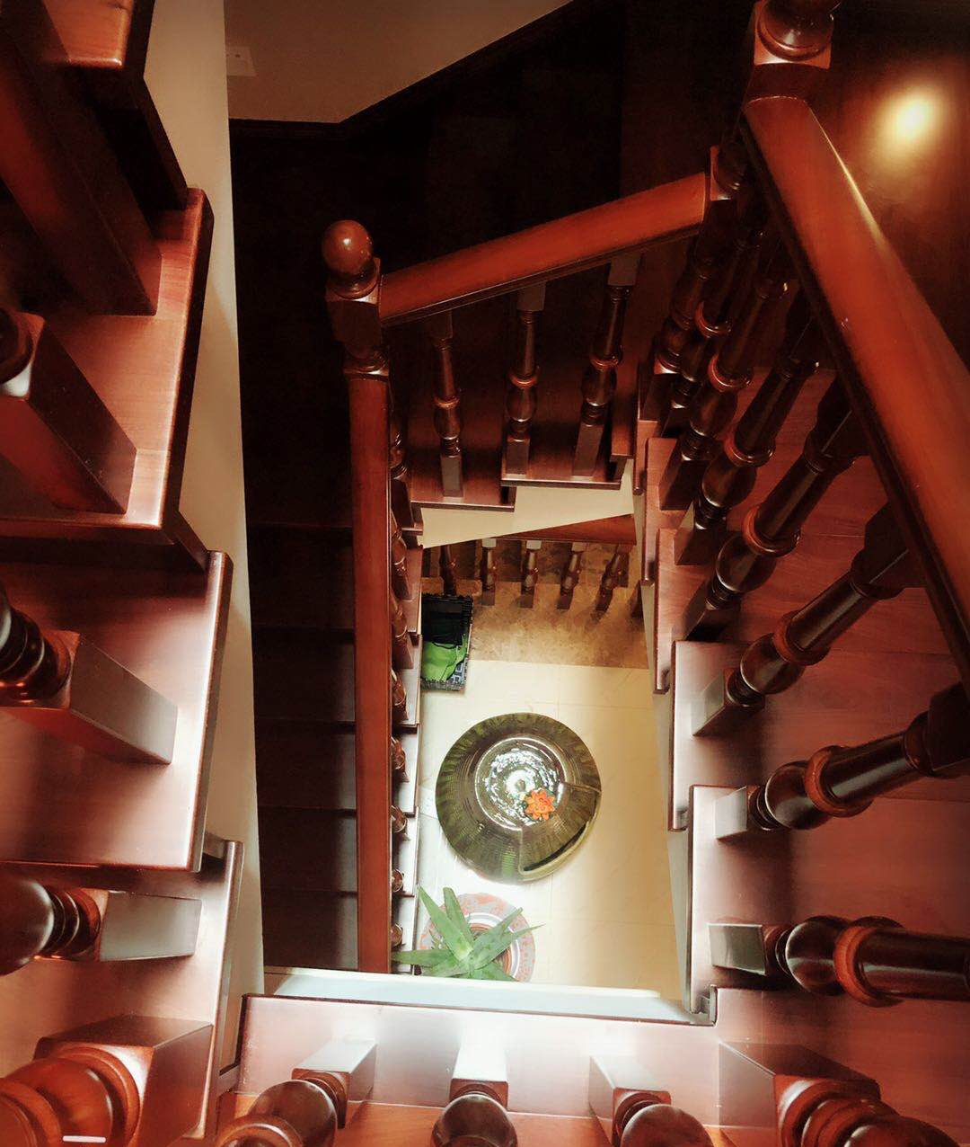 优雅弧形楼梯效果图，打造空间设计亮点