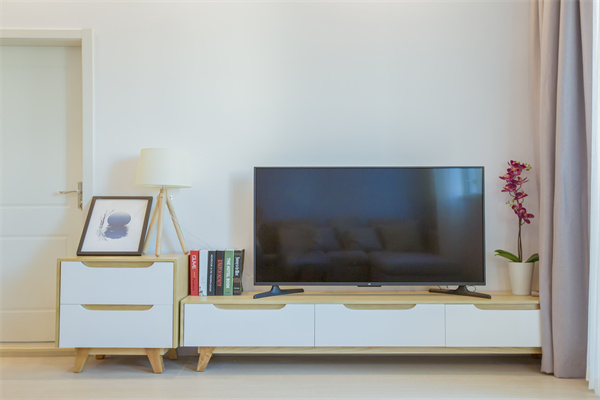 客厅电视柜摆放要注意什么？实用性、设计感都很重要。