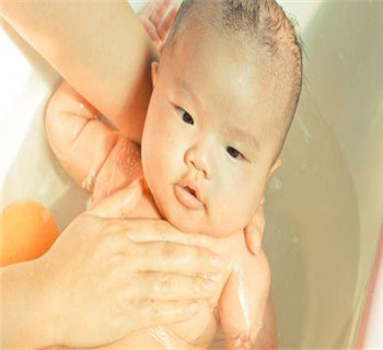 宝宝洗澡开浴霸妙招  婴儿洗澡让开了浴霸