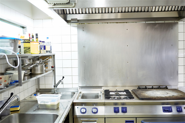 厨房设备公司哪家比较靠谱呢？怎么清洁厨房设备才好呢？