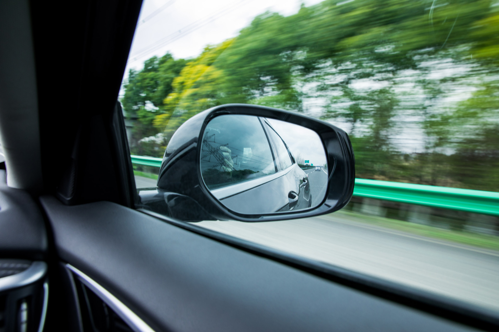 汽车窗玻璃贴膜注意事项有哪些，窗玻璃贴膜小技巧