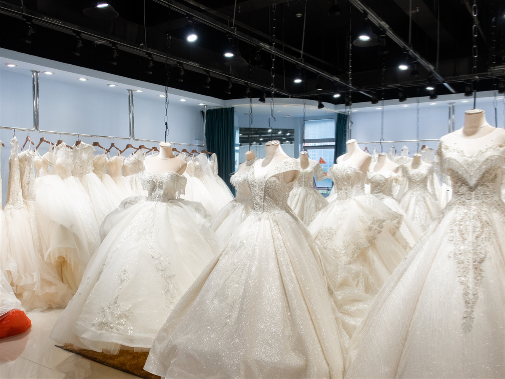 婚纱店如何装修能更吸引顾客，教你进行艺术性的婚纱店装修