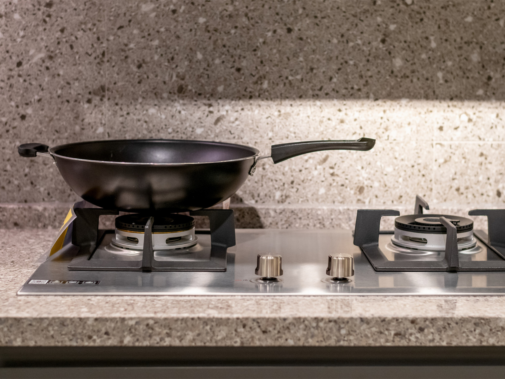 厨房不锈钢桌面保养步骤，厨房不锈钢台面的优缺点