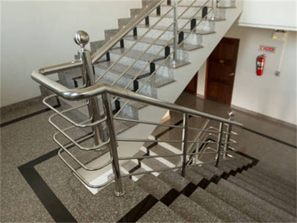 如何安装白钢楼梯扶手？如何选购楼梯扶手？