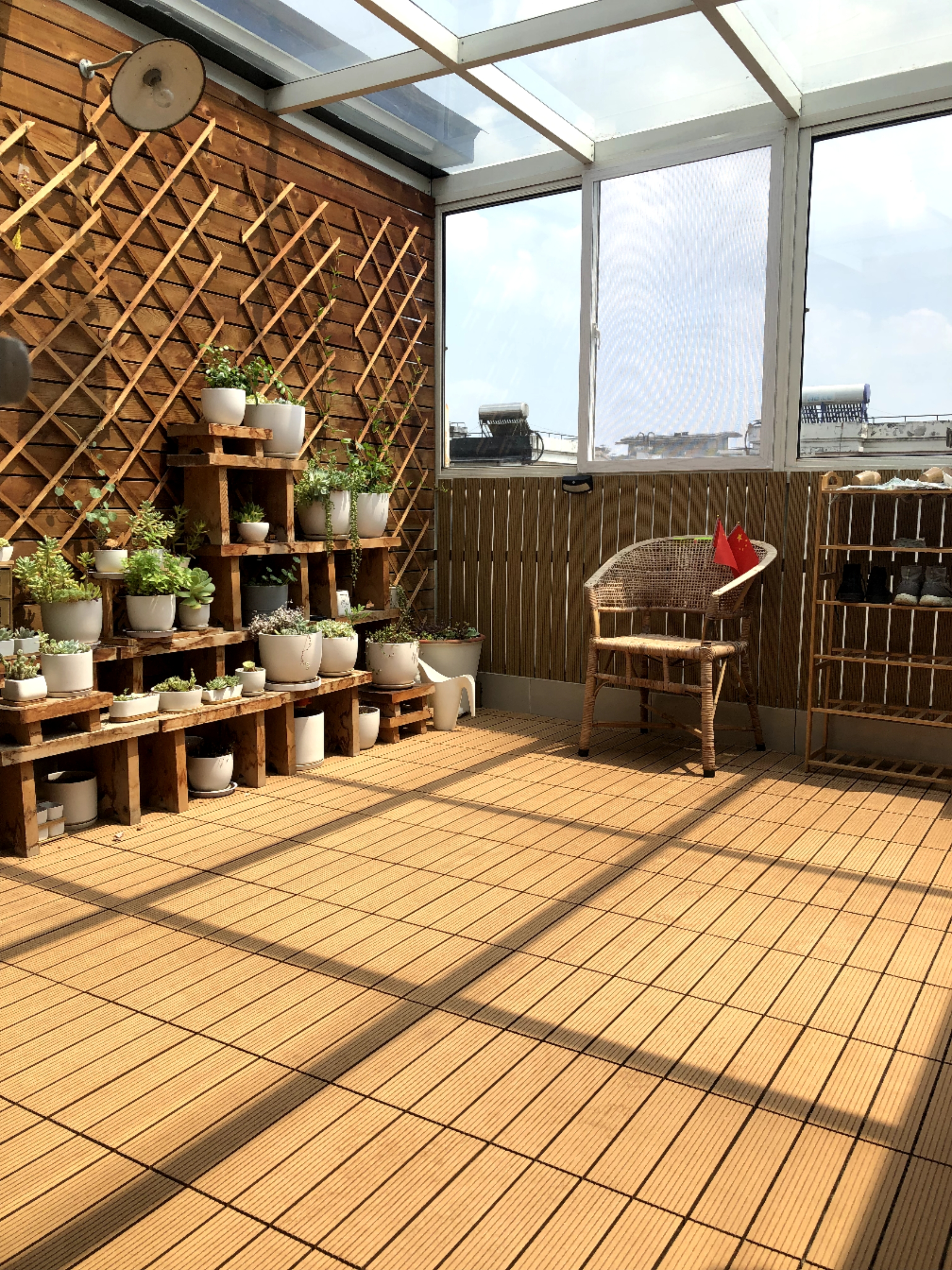 果园茶室户外帐篷搭配塑料木地板的精致效果