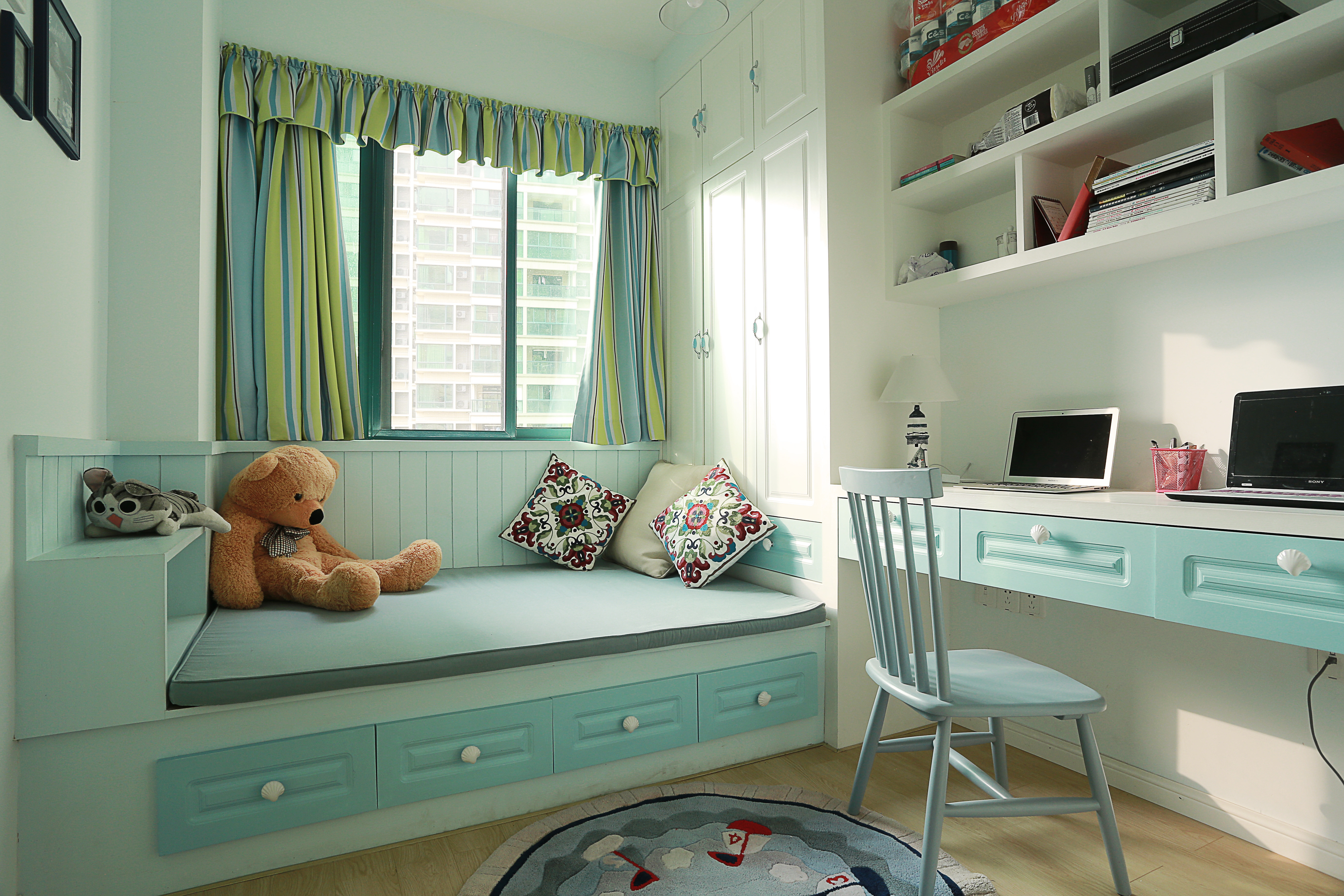 男孩房间飘窗设计灵感：打造最佳学习与休闲空间